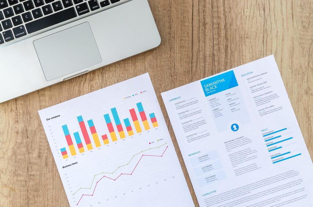 KPI graph and laptop